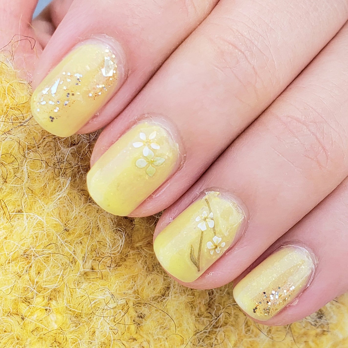 土木系おねいさん on LIPS 「昨日のネイル💅黄色をベースに、白いお花のシールで春爛漫。✼••..」(5枚目)