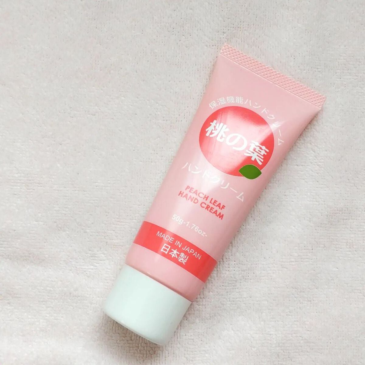エミ✿投稿ある方フォロバ100 on LIPS 「ダイソーのハンドクリーム🍑冬は夜寝る時にハンドクリームを塗るの..」(1枚目)