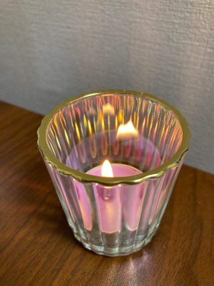 DAISO アロマキャンドルのクチコミ「火をつけるとこんな感じ!🕯️
かわいい🥰癒される🥰
DAISO アロマキャンドル
D.....」(2枚目)