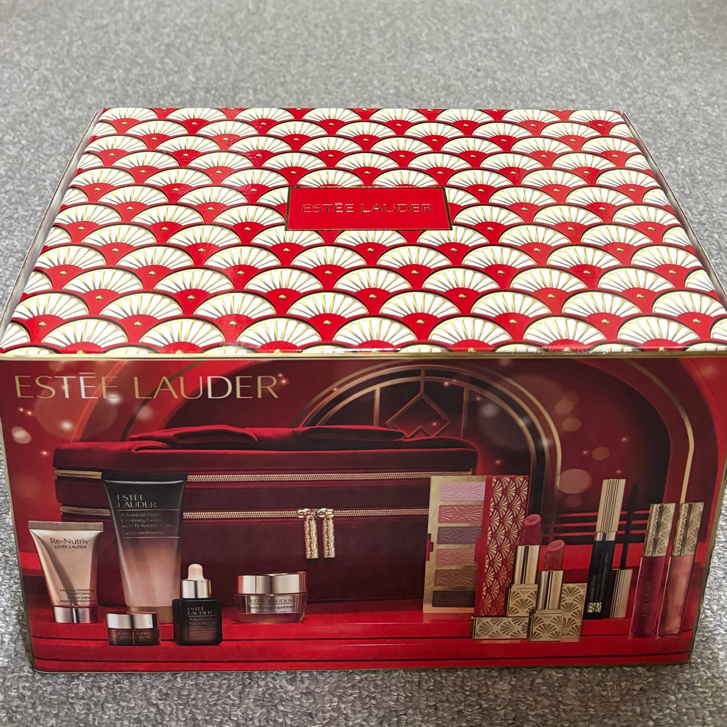 しぃ❥(◍•ᴗ•◍) on LIPS 「エスティーローダーのクリスマスコフレがめちゃめちゃ豪華だった😍..」(1枚目)