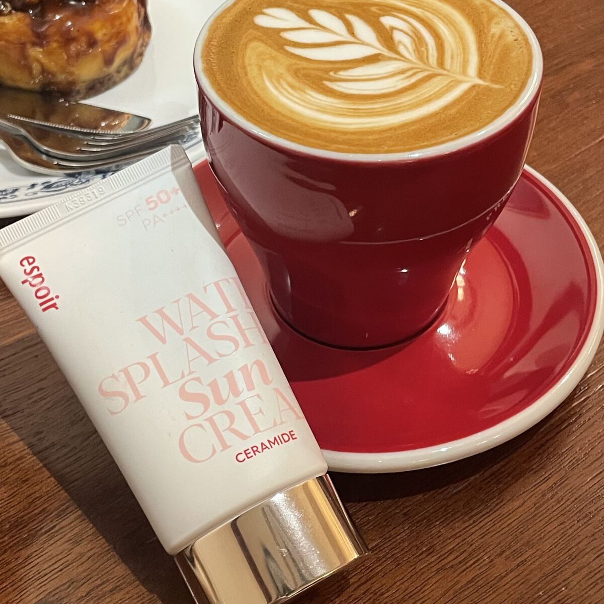 espoir エスポア ウォータースプラッシュサンクリーム セラミド😍😍😍
#保湿バリア #トーンアップ #ヴィーガン日焼け止め
水滴が弾けるように満たされるのでクッションファンデの下地として使って内側からあふれ出るツ