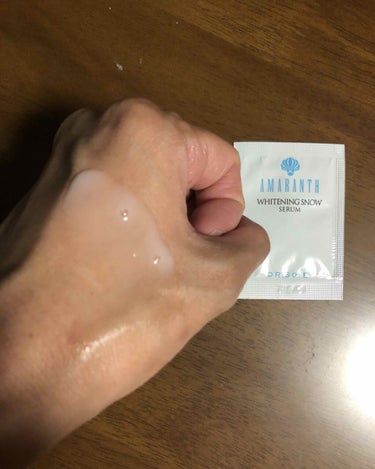 
アマランス
ホワイトニング スノー セラム


モニターでパウチ2包使わせていただきました。
手に取ってみると、乳白色のかなりサラッとした美容液です。
化粧水のあとに、こちらの美容液を馴染ませてみると