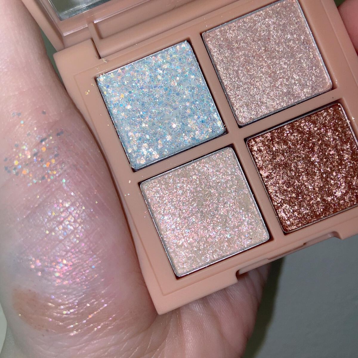 はるかの美容垢🐰 on LIPS 「圧倒的ラメ感✨夏のキラキラメイクはこれで決まりっ!ちょっと前に..」(4枚目)