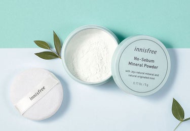 こんばんは、らがまふぃんです‼

本日は私が毎日愛用しているイニスフリー（innisfree）のノーセバムパウダーの紹介をしようと思います♪

実は私、ものすごいオイリー肌で。それはもう顔に油を