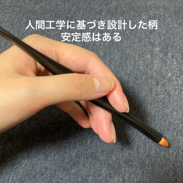 ロージーローザ マルチユースブラシ＜ポイント＞

【使った商品】
マルチユースブラシ＜ポイント＞

【商品の特徴】
638円(税込) 

【使用感】
持ちやすさに関しては分からないが安定感があり
手の中で転がらない安心感はある
化粧水ミストで筆先を少し湿らせてアイシャドウで
アイラインを描ける
リップのぼかしやグラデーションにも繊細なタッチが
出来る
涙袋や下瞼のアイシャドウやラインにも使えるが
力加減もあってかやや摩擦というか痛みを感じた

【良いところ】
アイシャドウでアイラインを引いたり
リップのぼかし等マルチに使える

【イマイチなところ】
涙袋や下瞼には少し刺激を感じた
個人的には上にキャップがあったら嬉しいなと思った

【どんな人におすすめ？】
ポイントメイクの繊細なタッチが出来るアイテムを
お探しの方 お勧め

【使い方】
化粧水ミストで筆先を湿らせてアイラインの下書き
リップのグラデーションやぼかし

#rosy_rosa_ブラシ  #多才コスメ探検隊 の画像 その2