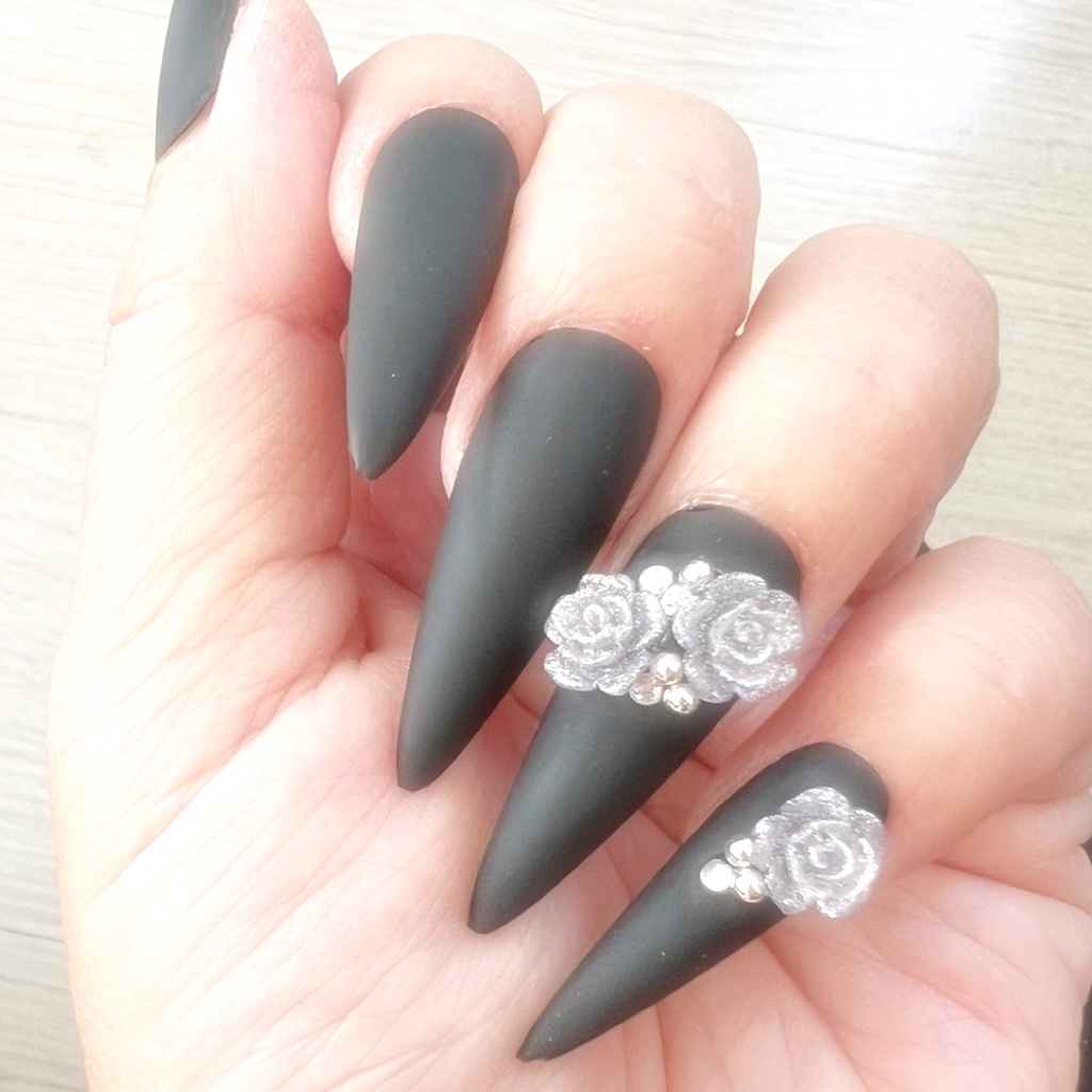 #大人ネイル,#マットネイル,#黒ネイル,#薔薇ネイルのネイルデザイン