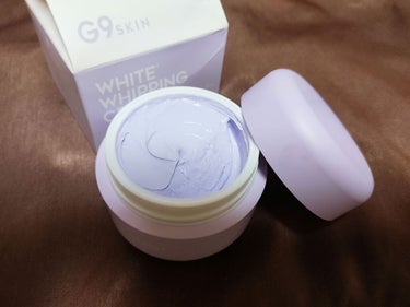 G9のWhite whipping creamのラベンダーです
1500円ほどでした。

すごいのが塗ってみると肌がワントーンからツートーン白くなります！
（2枚目が何も塗ってない状態3枚目が塗ったあと