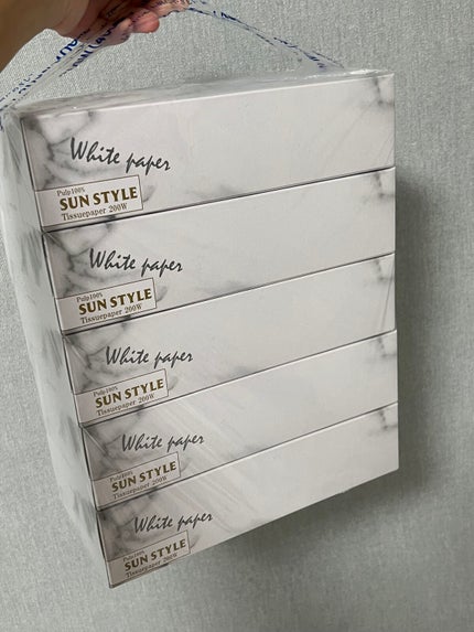 梨 on LIPS 「大理石柄で部屋に馴染むティッシュボックスです。#サンドラッグ#..」(1枚目)