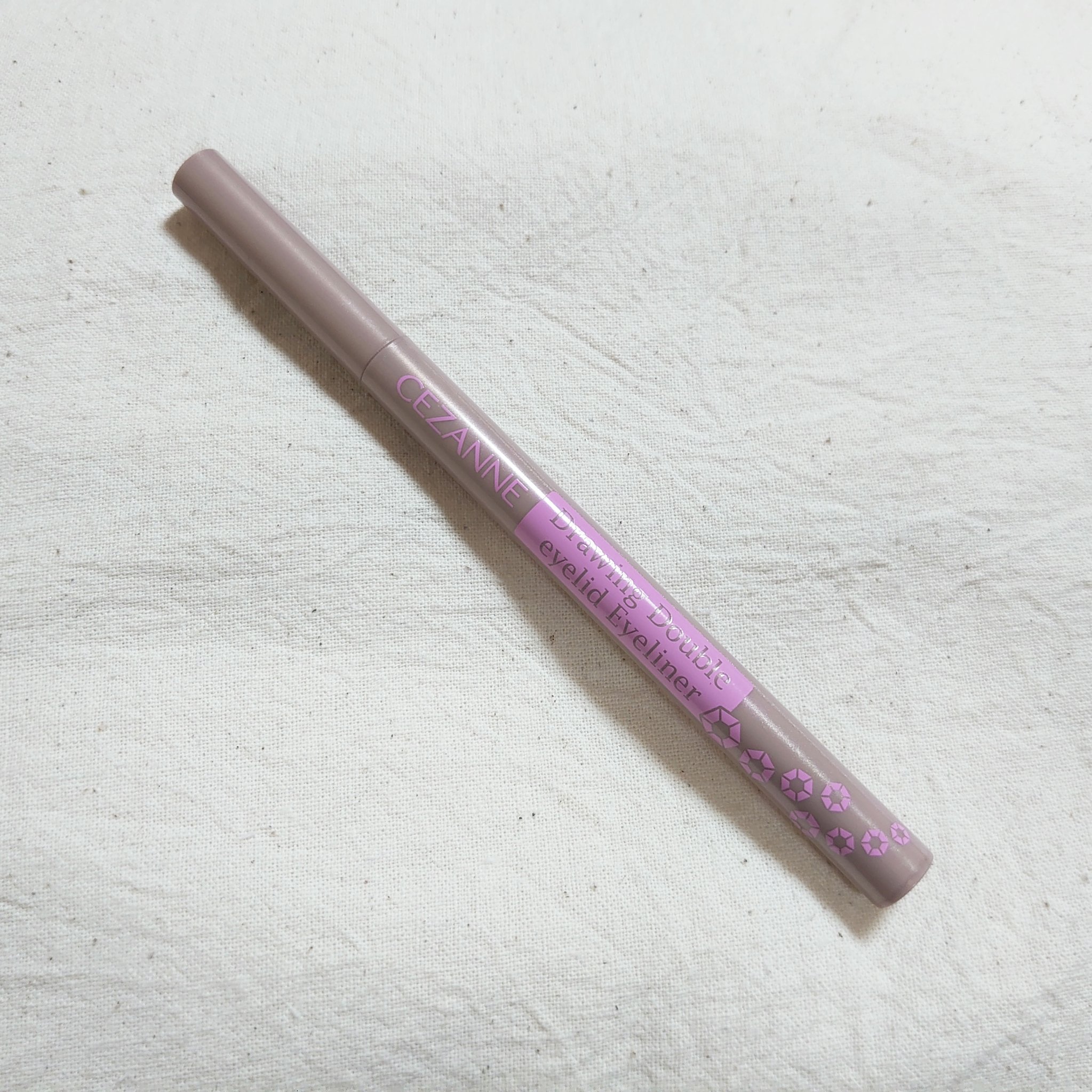 涙袋の影用に購入
全色試してみて影用グレージュが一番馴染みました
涙袋はぷっくりというよりはナチュラルな印象にしたいので薄く塗ってぼかしてます
ブルベさん向けと紹介されてる事多いですがイエベブルベ問わず合うと思います

CEZANNE
描く