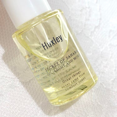 さらっと質感💫優秀オイル

Huxleyのオイル;ライトアンドモアです✨

ミニサイズ5ml   約¥400


────────────


🌵サボテンシードオイル配合のフェイシャルオイル

☑︎軽い使用感と豊かな保湿力のサハラ砂漠のサボテンシードオイル配合

☑︎素早く浸透して肌なじみの良い軽いテクスチャー

☑︎どんな肌タイプでも使用可能


スタイルコリアンで購入した、ミニサイズのライトアンドモア🪔
韓国コスメの中でもHuxleyはお値段がするので、こういうミニサイズで試せるのは嬉しい💗


5mlとお試し用使い切りサイズですが、現品と変わらないしっかりとした作りです✨
ガラスで出来ていて、嬉しいスポイト式！
若干スポイトは使いづらいですが、1滴ずつ出せるのは便利です◎


サラサラとしたテクスチャーのオイルで、しっとりとするのにベタつかない使用感🪄
良い意味でオイルっぽさがありません！

オイルって表面に膜ができるような感覚がするけれど、これは浸透していくような使い心地でした🌟
クリームや化粧下地に混ぜて使っても良かったです🎶


数滴で潤うので、5mlと少ないですがコスパはかなり良いと思います◎
オイルは冬しか使わない・保湿力を自分好みに変えたいという方にはぴったりです✨


香りもHuxleyらしい、とてもリアルな草花の香りがします💐
花というよりかは草の香りがします...💦
付けたてよりも、時間が経つといい香りになる気がします🌵


────────────


単品販売の他にも、エッセンス&オイル全4種入りデラックスコンプリートセットもあったので、全部試して比較したい！という方はセットをおすすめします🤍

こういうミニチュアサイズは飾っておくだけでも可愛いのでつい集めちゃいがち😆


#huxley #ハクスリー #オイルライトアンドモア #フェイスオイル #保湿 #乾燥肌 #サボテンシードオイル #サボテン #韓国コスメ #韓国_スキンケア #スタイルコリアン #スタコリ #スキンケアトーク の画像 その1