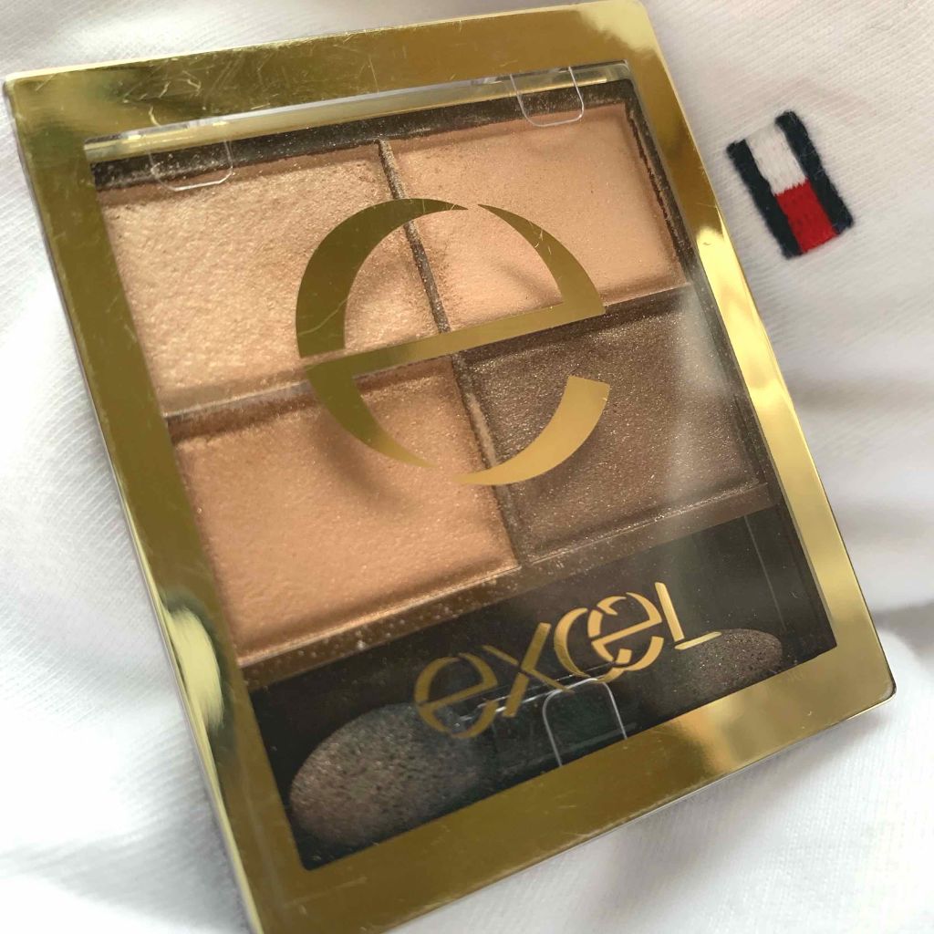 サナ エクセル
スキニーリッチシャドウ SR01

SNSの口コミを見て購入。

粉が非常に細かくしっとりとしており、粉飛びしません。エクセルのリアルクローズシャドウよりも粉質はしっとりとしているように感じます。

そして、右上の色から反時