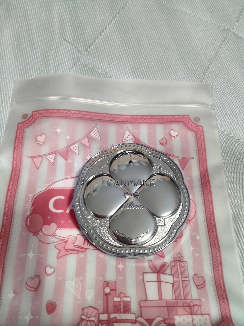 「キャンメイク」さまから商品提供をいただきました。

・イルミネイティングフィニッシュパウダー
~Abloom~ 01
パケがめちゃ可愛い
適当メイクの時に下地プラスパウダーで使っています。
・マシュマロフィニッシュパウダーブラシ
ちっちゃ