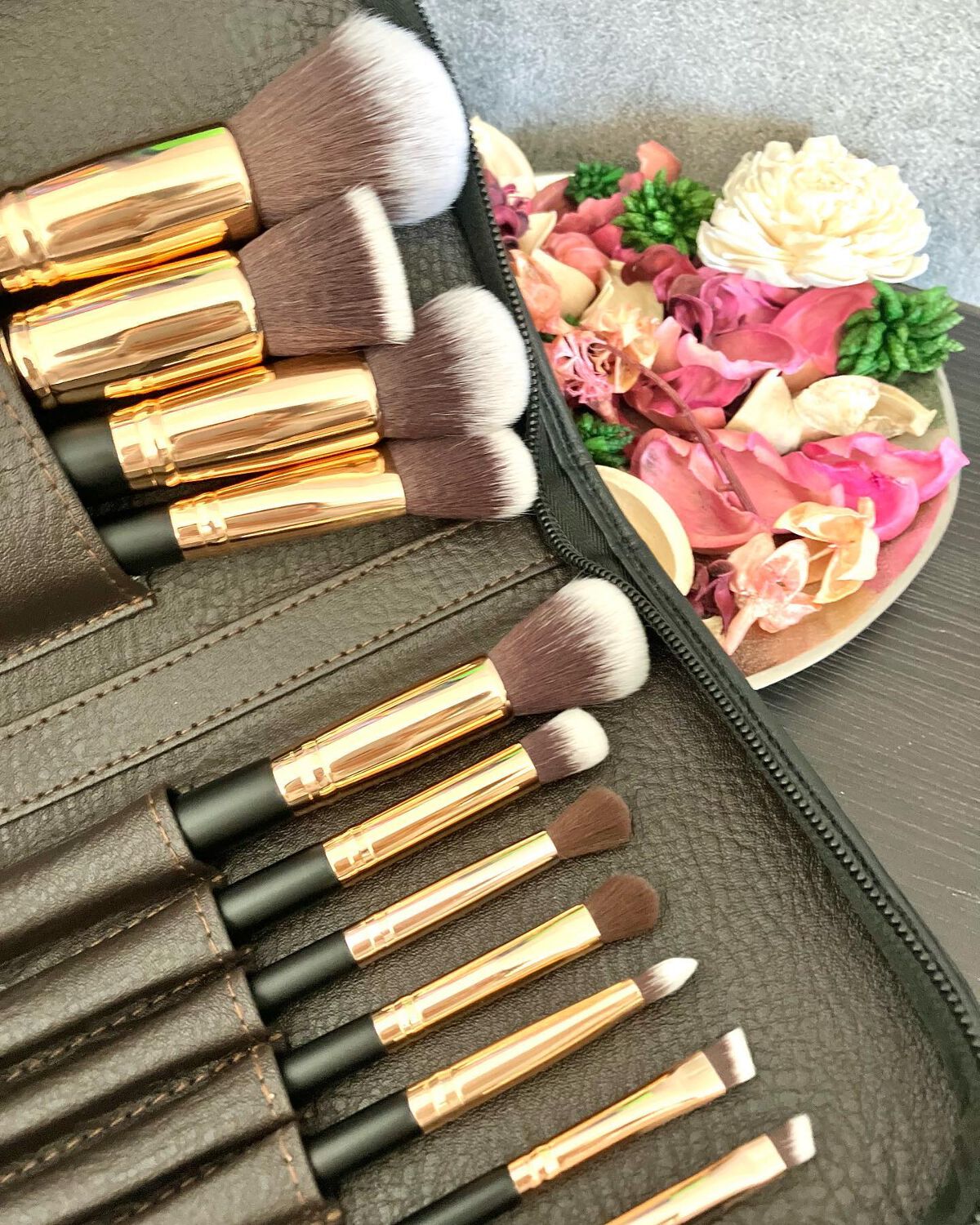 SIX PLUS
メイクブラシ11本セット💕

SIXPLUSのメイクブラシセットは
お手頃な値段なのにチクチクしなくて
ふわふわなのがお気に入り😖❤️

ブラシの使い方やお手入れ方法が書いてある紙も
入ってるからブラシ初心者の方にもお