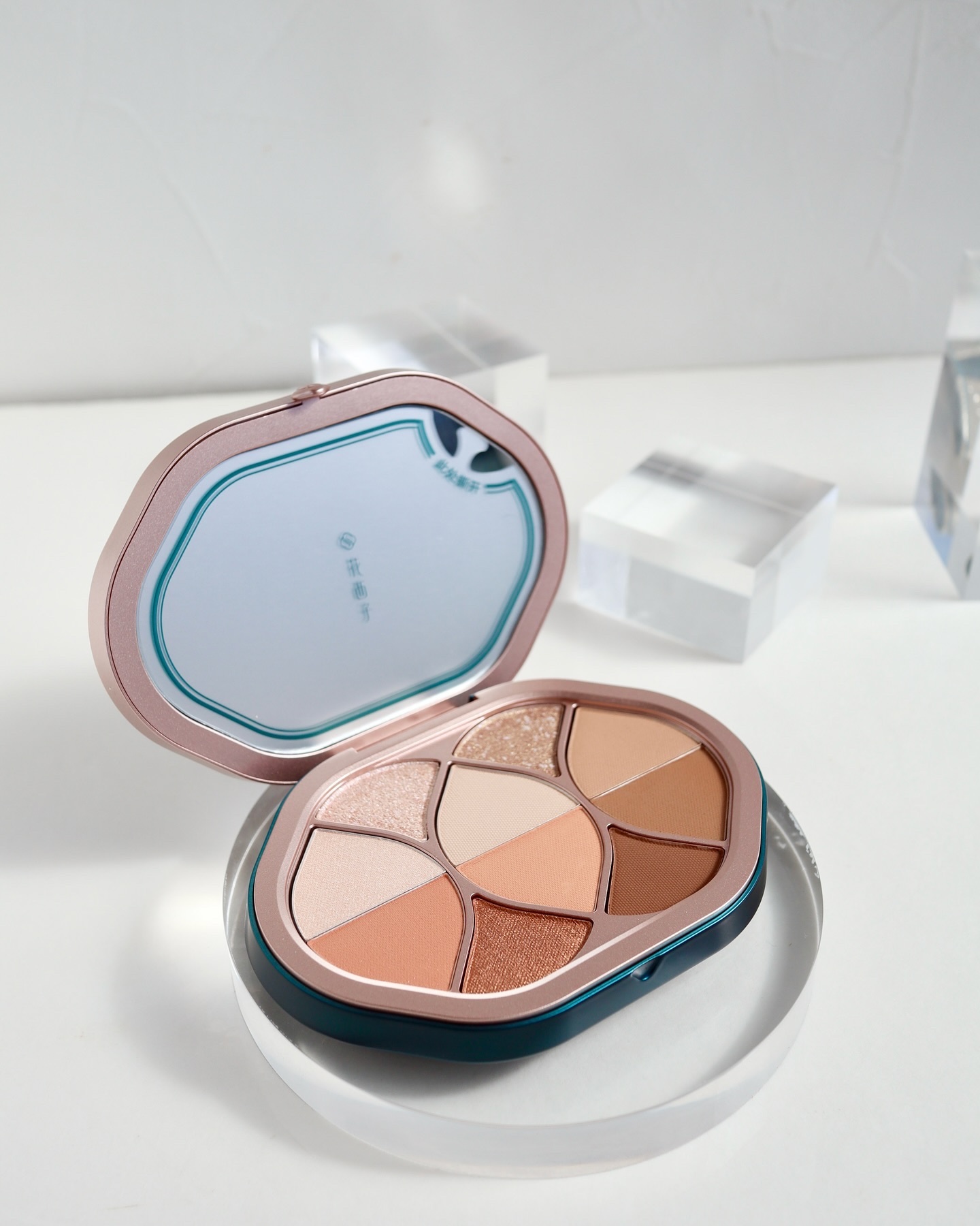 花西子 花色流波 アイシャドウパレットのクチコミ「＼ まるで芸術品?!な中国コスメ ／

ずっと気になってたの♡
「花西子（フローラシス）」さん.....」（2枚目）