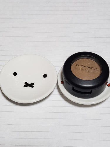 MAC　スモールアイシャドウ　SOBA（SATIN）

MAC初めて使ったのですがめちゃめちゃお気に入りです。ネットとかで口コミとかも見て決めたんですけど他の色も欲しくなってしまった。これは七月の自分の