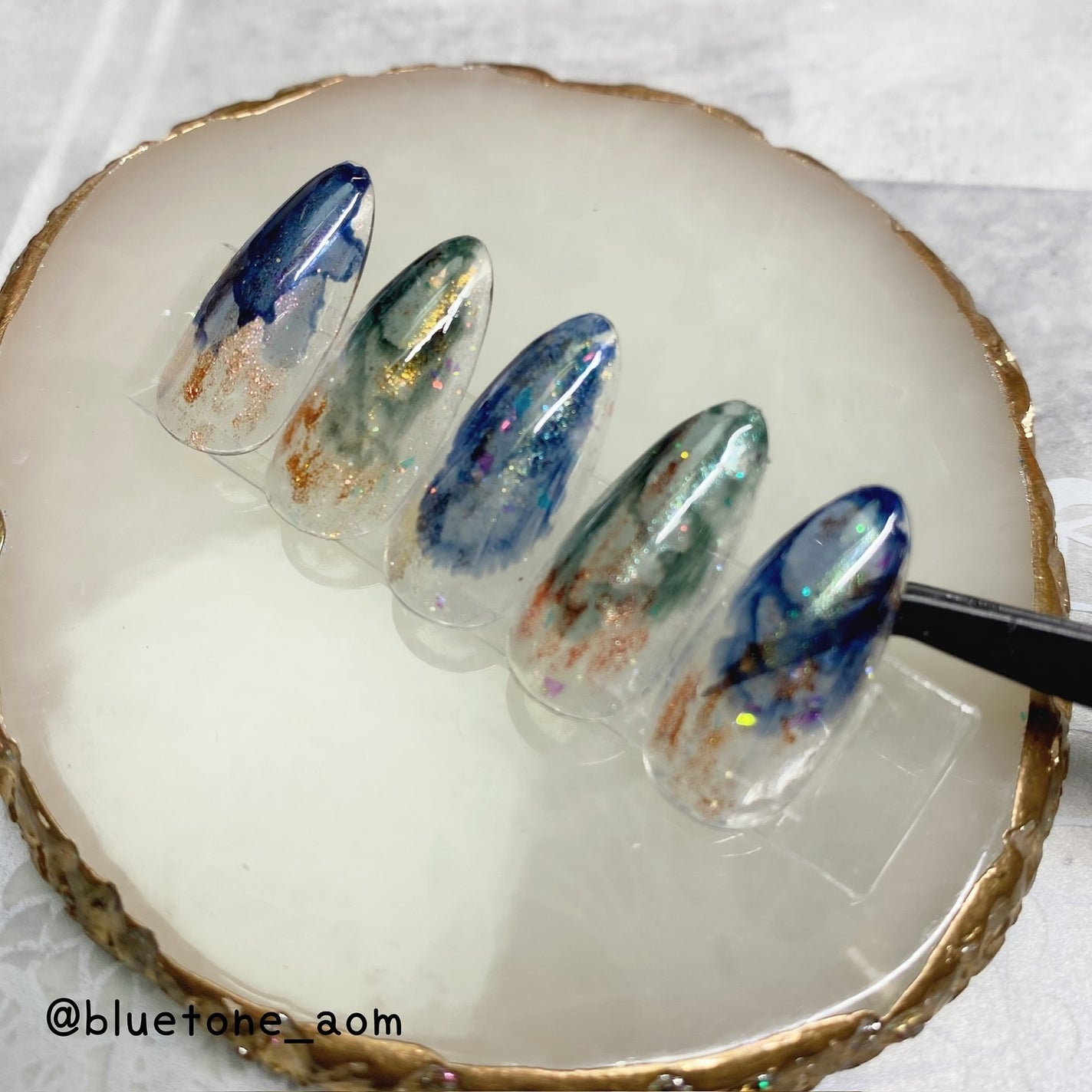 ⋆͛🦖⋆͛aomi on LIPS 「インクとメタリックなやつ(名前わからん)使ってニュアンスネイル..」(8枚目)