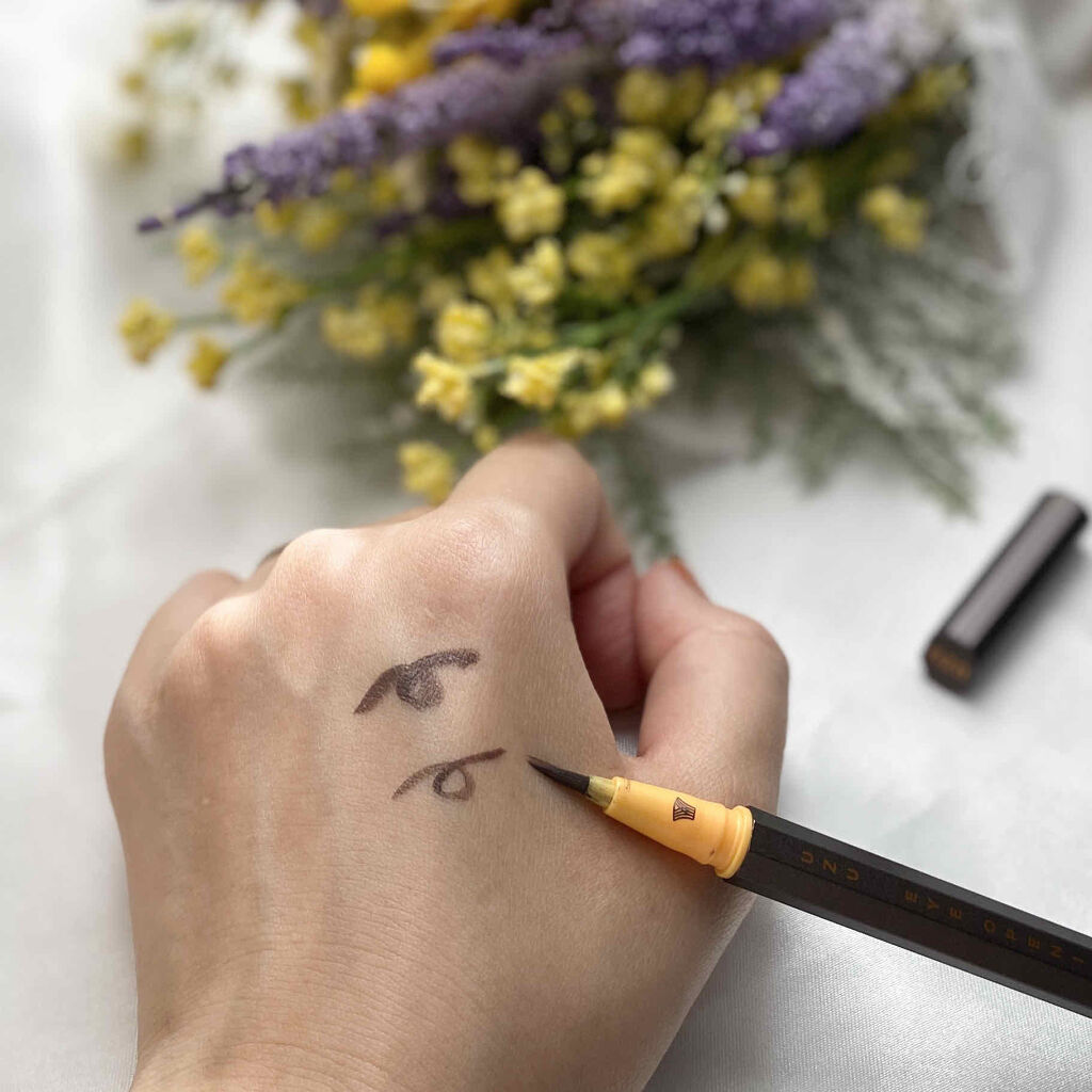 EYE OPENING LINER/UZU BY FLOWFUSHI/リキッドアイライナーを使ったクチコミ（2枚目）