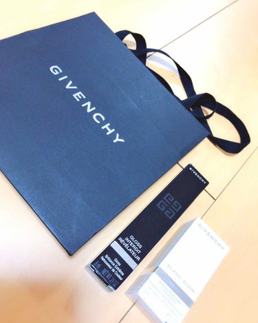 【 初めてのGIVENCHY 】


こんばんは〜！

今日は初めてGIVENCHYのコスメを
購入して見ました〜〜♡

♡ GIVENCHY
     グロス アルテルディ 01

透明なんですけど唇