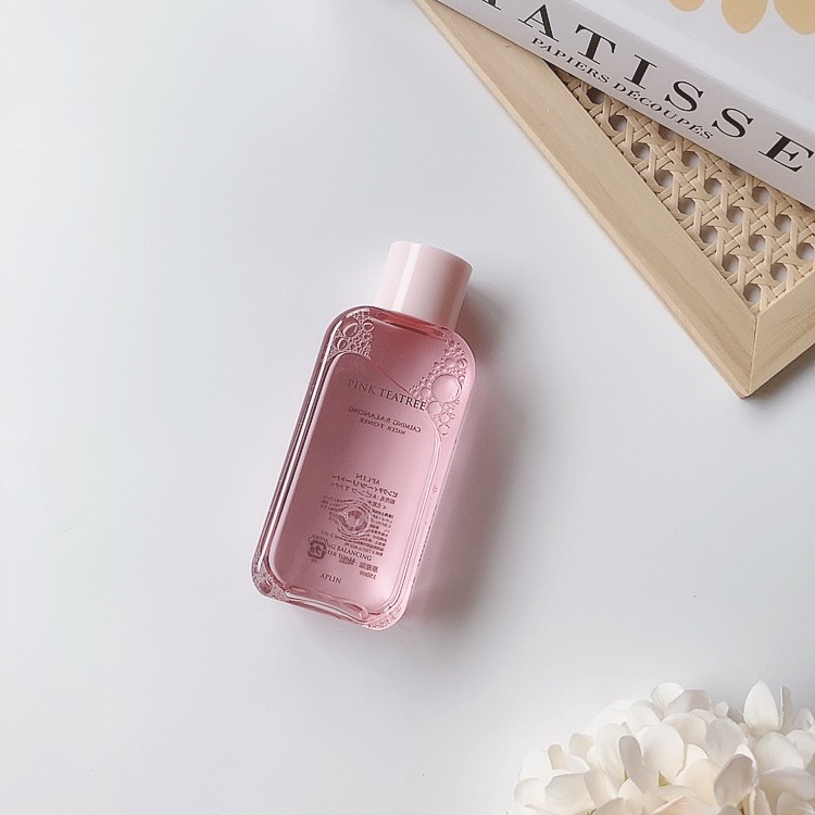 

可愛いだけじゃない。
実力派のAPLIN！

今回は化粧水を使ってみました🧚‍♂️

アプリン
⌇ピンクティーツリートナー

ティーツリー成分とシカ成分を
たっぷり配合した化粧水🫰🏻♡
水分補給と鎮静ケアが同時に叶えられる
マルチ