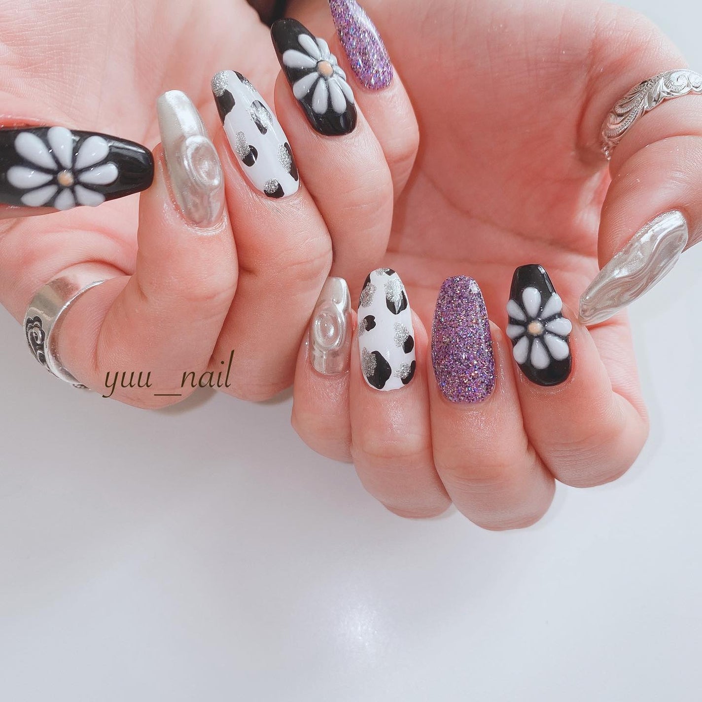 YUKA on LIPS 「🌼🌼🌼..マーガレットが可愛すぎる🧡🤍.#nail#naili..」(2枚目)