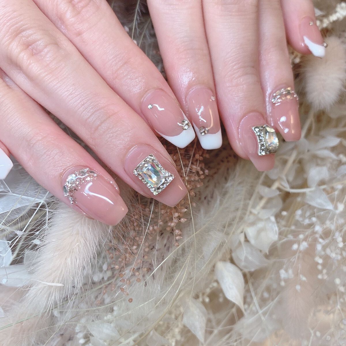 m. on LIPS 「今月のネイル💅✨ベージュっぽいピンクと白フレンチで大人っぽく♡..」(2枚目)