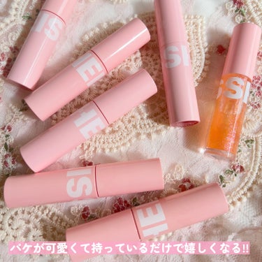 
カラーも唇ケアも拘りたい‪‪❤︎‬わがままティント💄

BLESSED MOON
FLUFFY LIP TINT 7色

本日ご紹介させていただくのは
BLESSED MOONのリップティントになります😉

つけ心地の軽さ、発色の良さ、うるうる仕上がりという
3拍子が揃ったまさに最強ティント😚✨

カラバリが7色なのでついつい集めたくなりますよね🍀


01 Cheeze / チーズ
02 Mood indigo / ムードインディゴ
03 Love lie / ラブライ
04 Amelie / アメリ
05 Moonlight / ムーンライト
07 You Are Rose / ユアローズ 🇯🇵先行発売
08 Brick Dive / ブリックダイブ 🇯🇵先行発売

塗った瞬間、ぷるぷるの可愛らしい唇に💋
マット×ツヤで組み合わせても可愛いので
ダブル使いもおすすめ！

ぜひcheckしてみてね💗

#BLESSEDMOON #FLUFFYLIPTINT #コスメ購入品 #コスメ好きさんと繋がりたい #韓国コスメ好きな人と繋がりたい #コスメレビュー  #メイク好きな人と繋がりたい #韓国コスメ購入品  #韓国化粧品 #韓国コスメ購入品 #美容好きな人と繋がりたい #Qoo10メガ割 の画像 その2