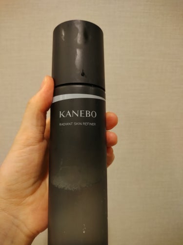 KANEBO　ラディアント　スキン　リファイナー
今年の夏のふき取り化粧水はこれにしました。
もう秋ですが…
9月末くらいまで毎年とりいれています。
優しい香りで、拭き取ったあと本当にツルッツルになりま