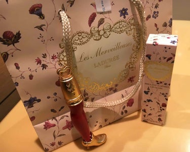 ˙˚ʚ♥ɞ˚˙ on LIPS 「💄LADUREEリップグロス01真っ赤で綺麗な発色です手持ちの..」（1枚目）