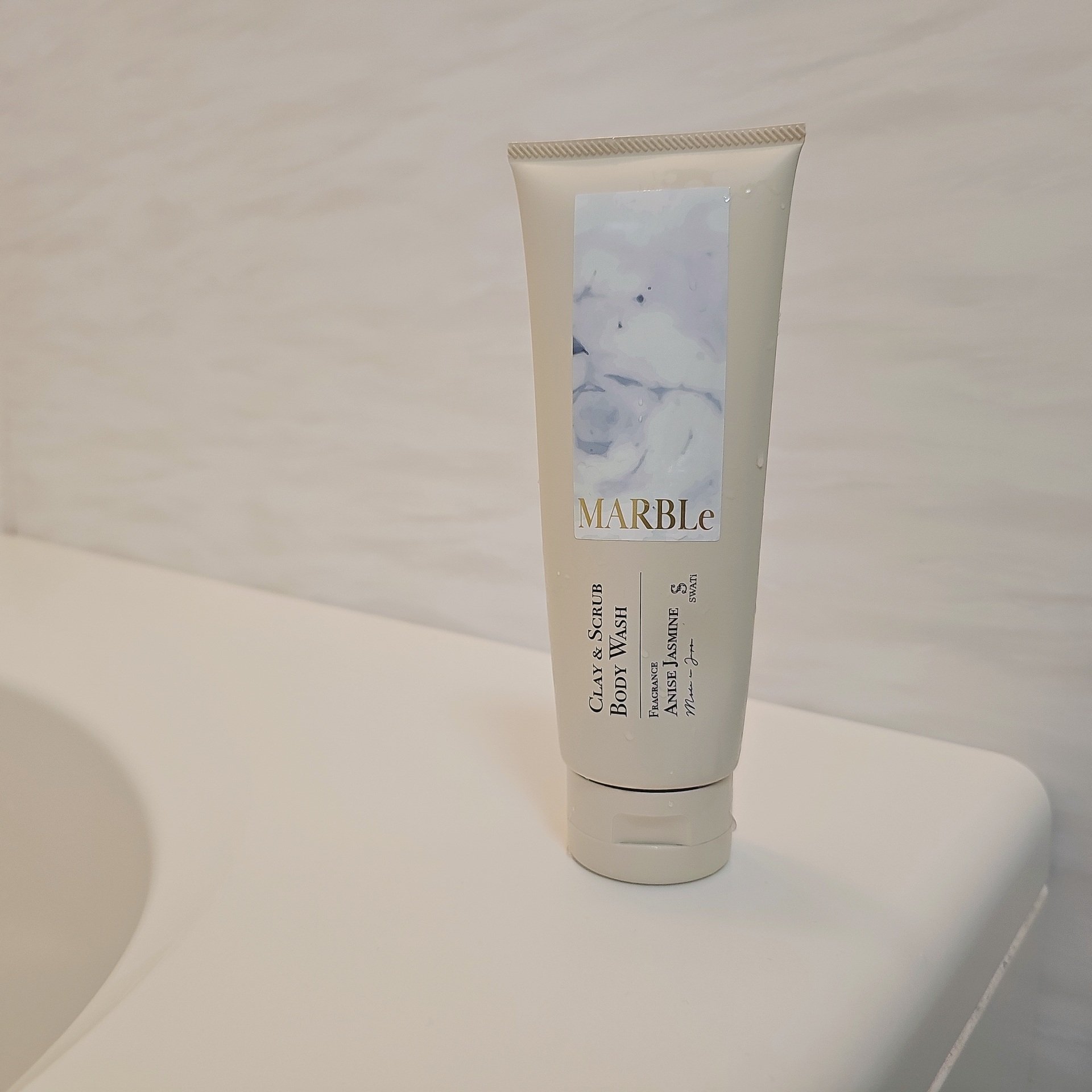 CLAY ＆ SCRUB BODY WASH / SWATi MARBLe