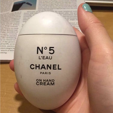 リミテッドエディションで売っていたNo.5の香りがするChanelのハンドクリーム(画像の商品汚くてごめんなさいね。カバンに直入れしてるので)。
とある日、Chanelの香水を買いに行った日に美容部員さ