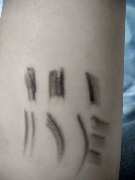 DAISO アイライナーブラック四角芯のクチコミ「DAISOで買った四角芯アイライナーを評価していきます!(ちょっと辛口???)
✂︎----.....」(3枚目)