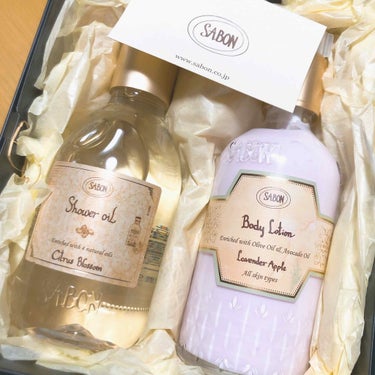 SABON(ザボン)

・シャワーオイル(ボディソープ)
citrus blossom

オリーブオイル.アボカドオイルinだから
すっごく滑らかで保湿高め！
次の日の肌質抜群！泡立ちも凄いし香りも良き