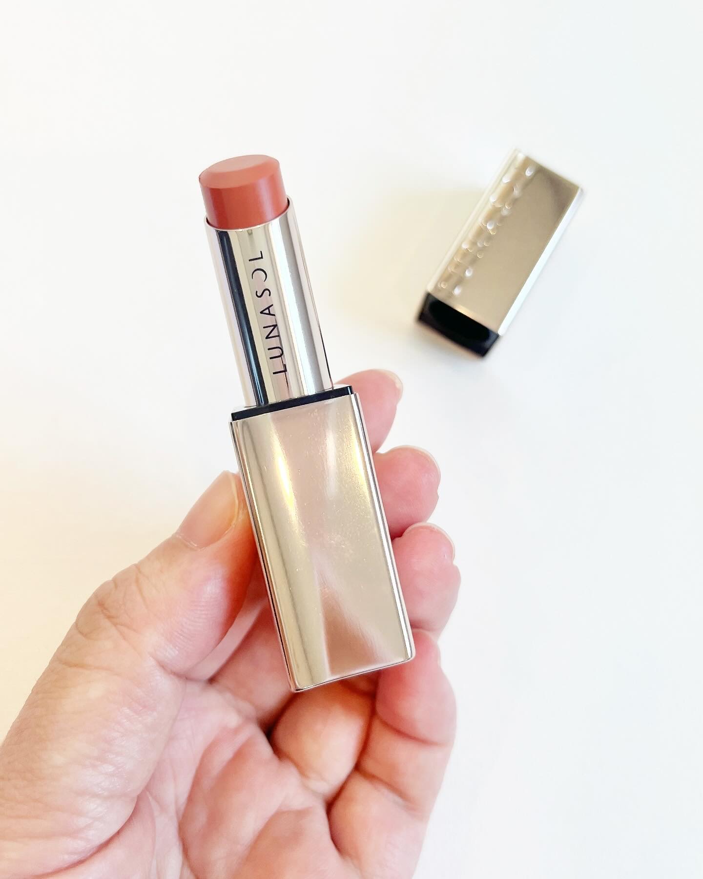 ＼優しいオレンジベージュ／

♡#Lunasol
#Fusingcolorlips
#フュージングカラーリップス 
#ヘーゼルウィスパー 01

久しぶりに購入したリップはルナソル🙃

色選びにすごく迷ったのだけど、オレンジベージュ大好き