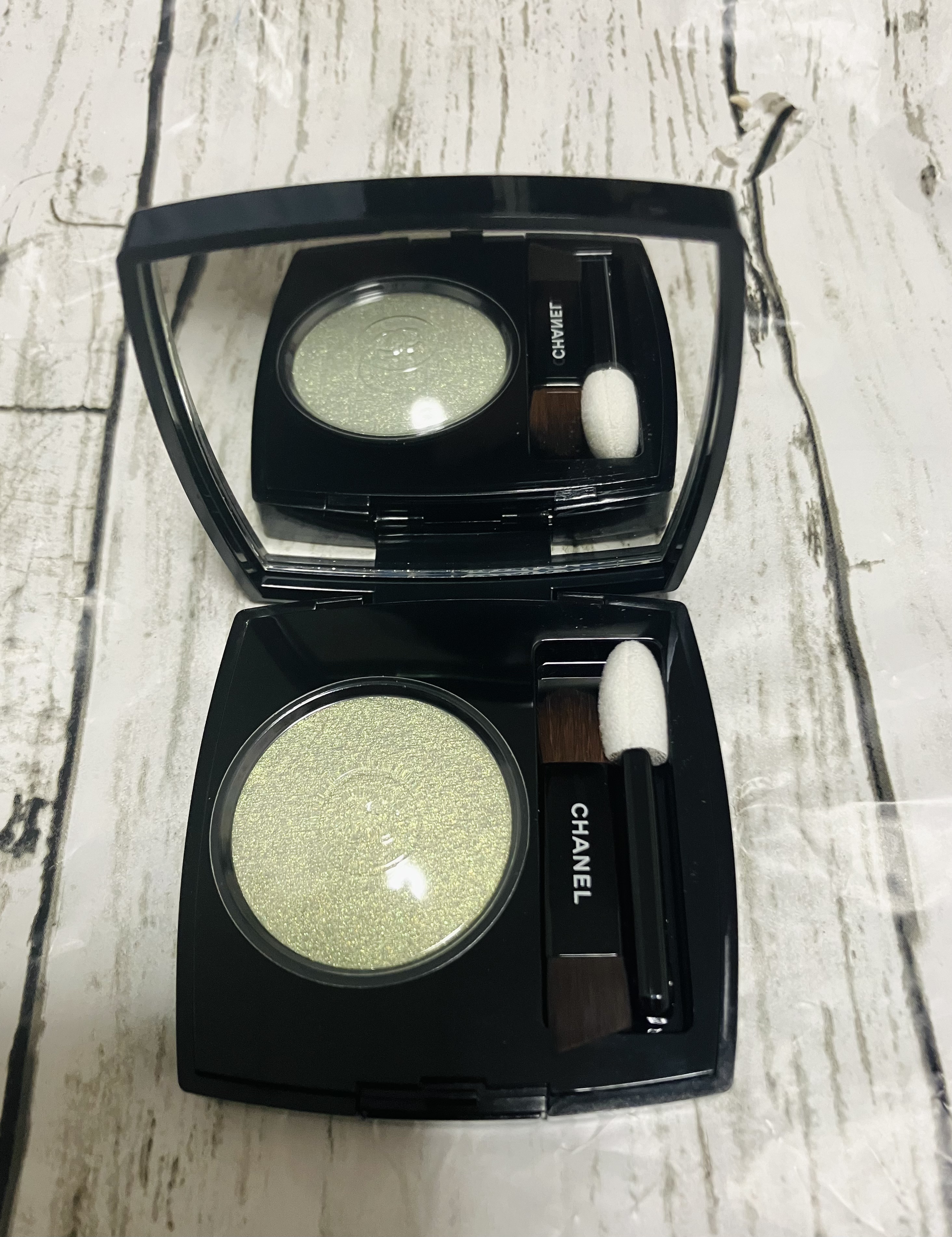 オンブル エサンシエル 222 ジェイド ファセッテ(メタリック)/CHANEL/単色アイシャドウを使ったクチコミ（2枚目）