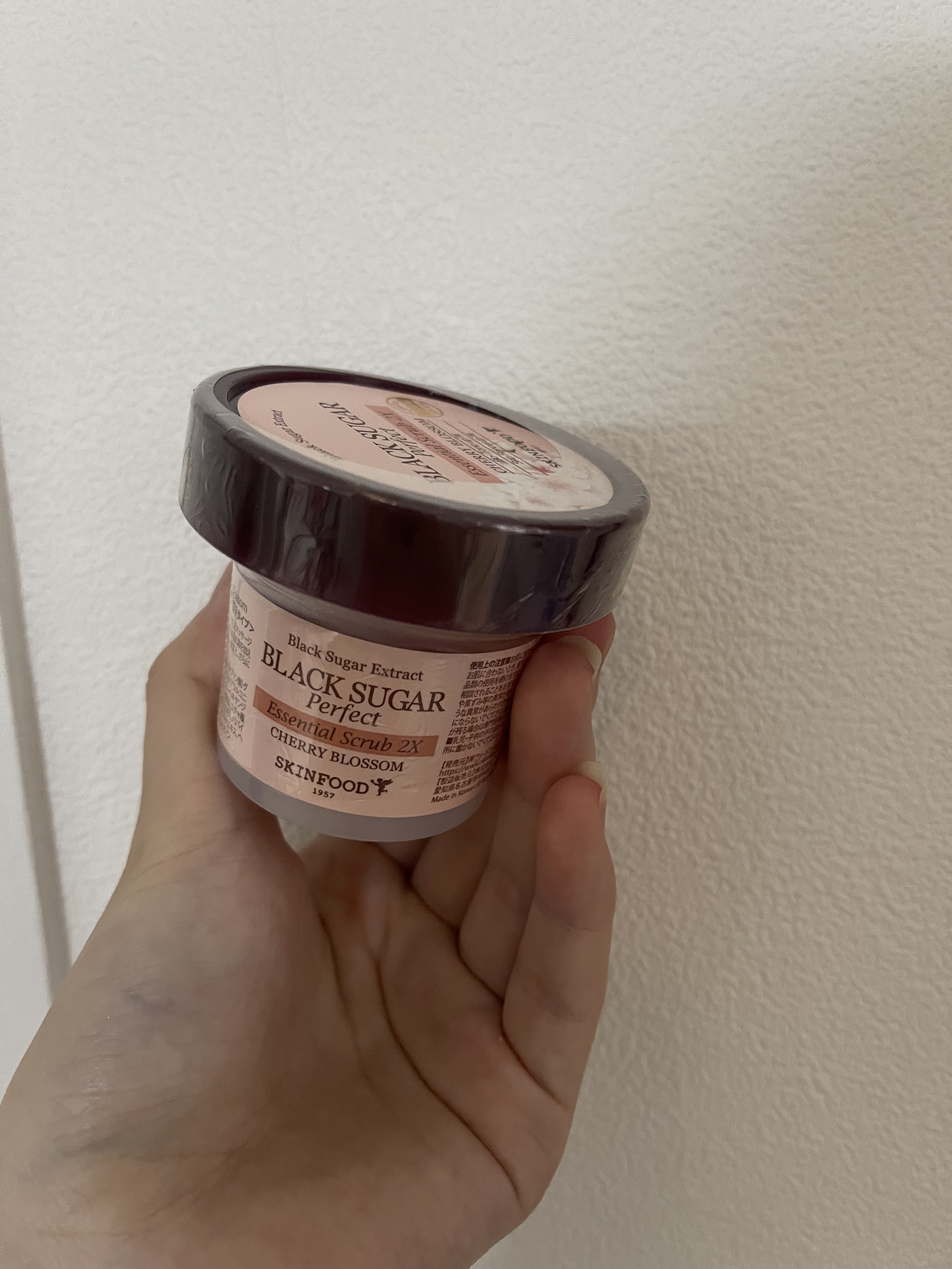 ブラックシュガー パーフェクトエッセンシャルスクラブ 2X チェリーブロッサム/SKINFOOD/洗い流すパック・マスクを使ったクチコミ（2枚目）