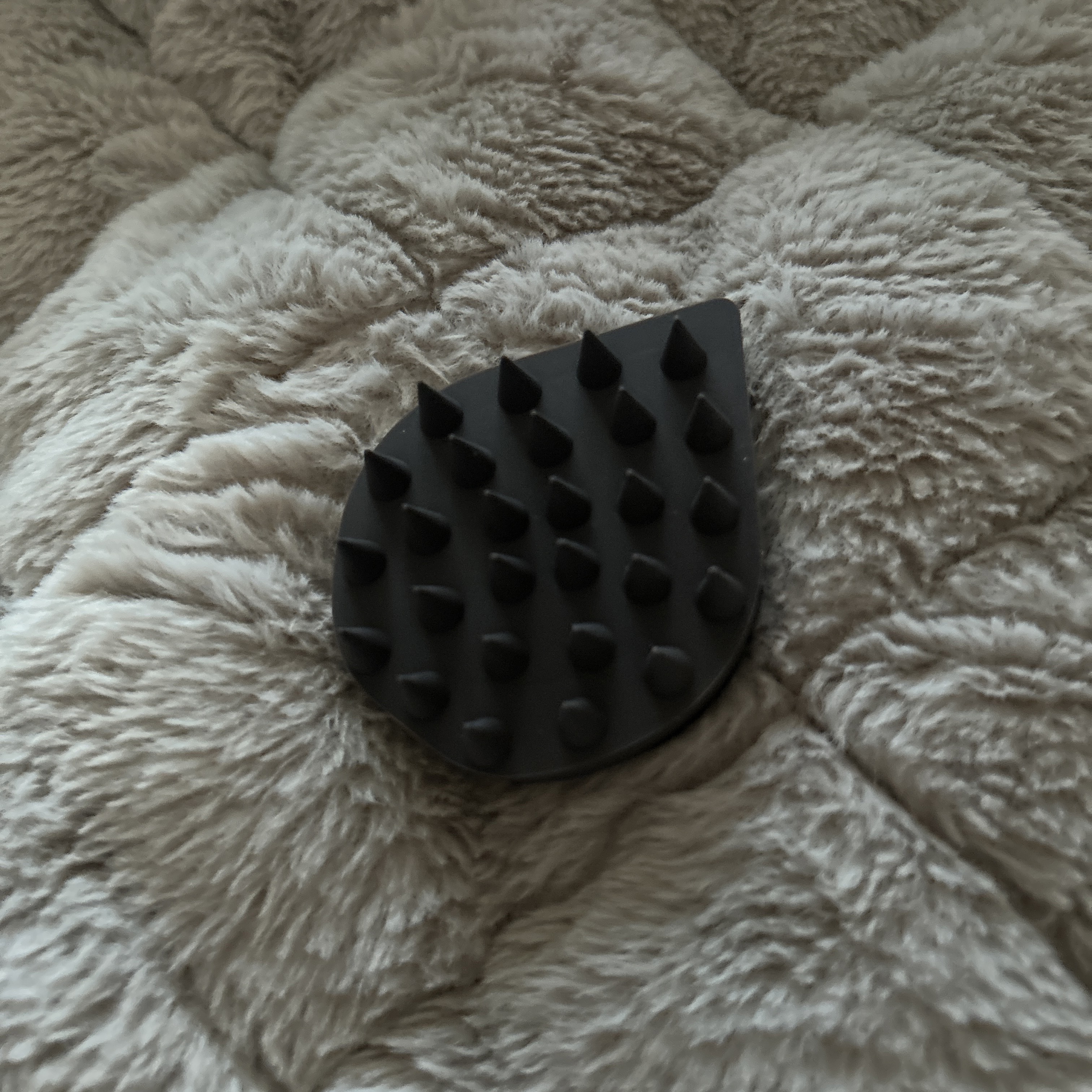  【使った商品】エトヴォス　リラクシングマッサージブラシ ハード

【値段】¥1,925

【使用感】めちゃくちゃ痛い！けどずっとやってると気持ちよくなってきます👍🏻

【良いところ】顔がスッキリする気がする…🧐
頭がこってる人・疲れ