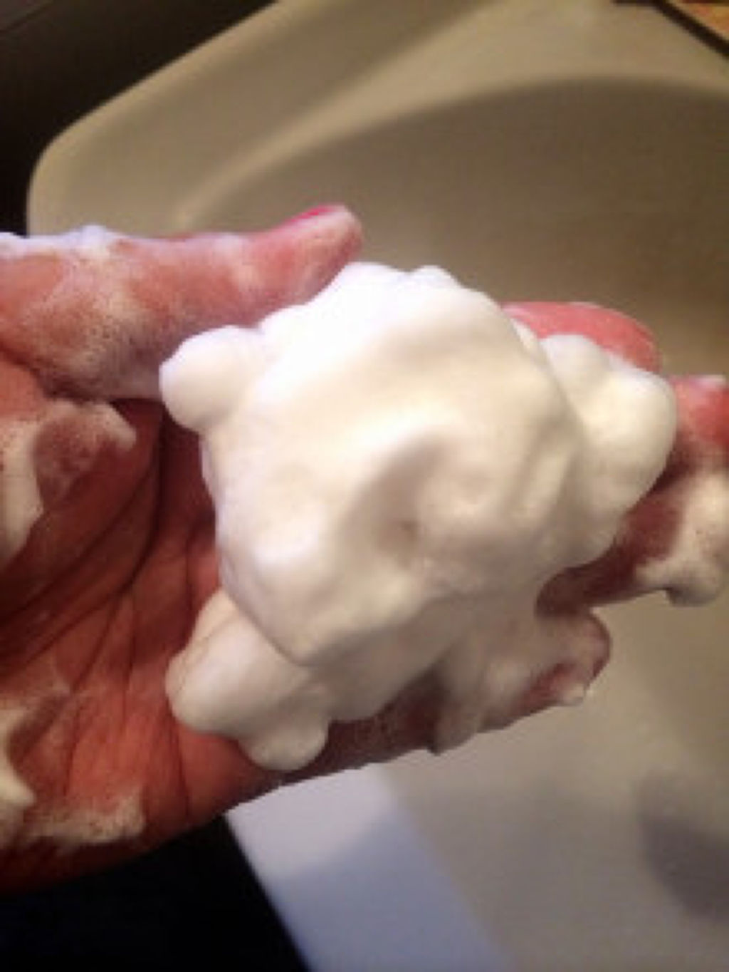 乾燥肌で敏感肌の私は小さい頃によくナイーブを使ってました。
皮膚科に行ってボディソープを買ったりしていたくらい(T ^ T)・・・
でも今は当時と違っていろんなボディソープが市販ででてるから自分の肌にあったものを買えるしとても便利ですよ