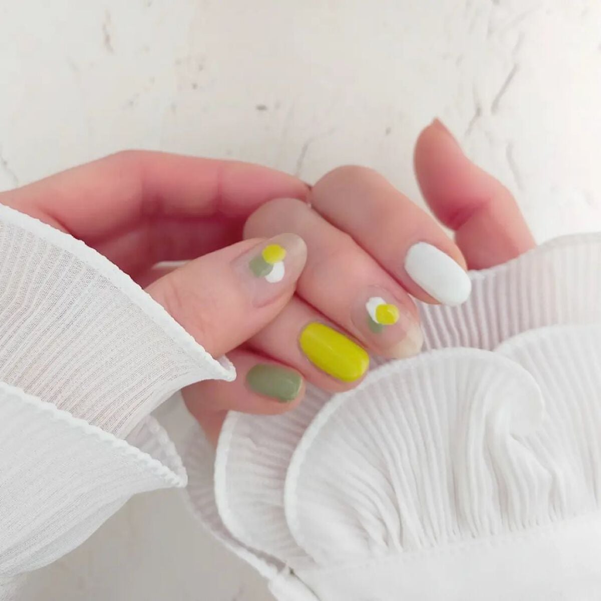 あちゃみん on LIPS 「3月8日のミモザの日と知りミモザカラーの配色ネイルをしてみまし..」(2枚目)