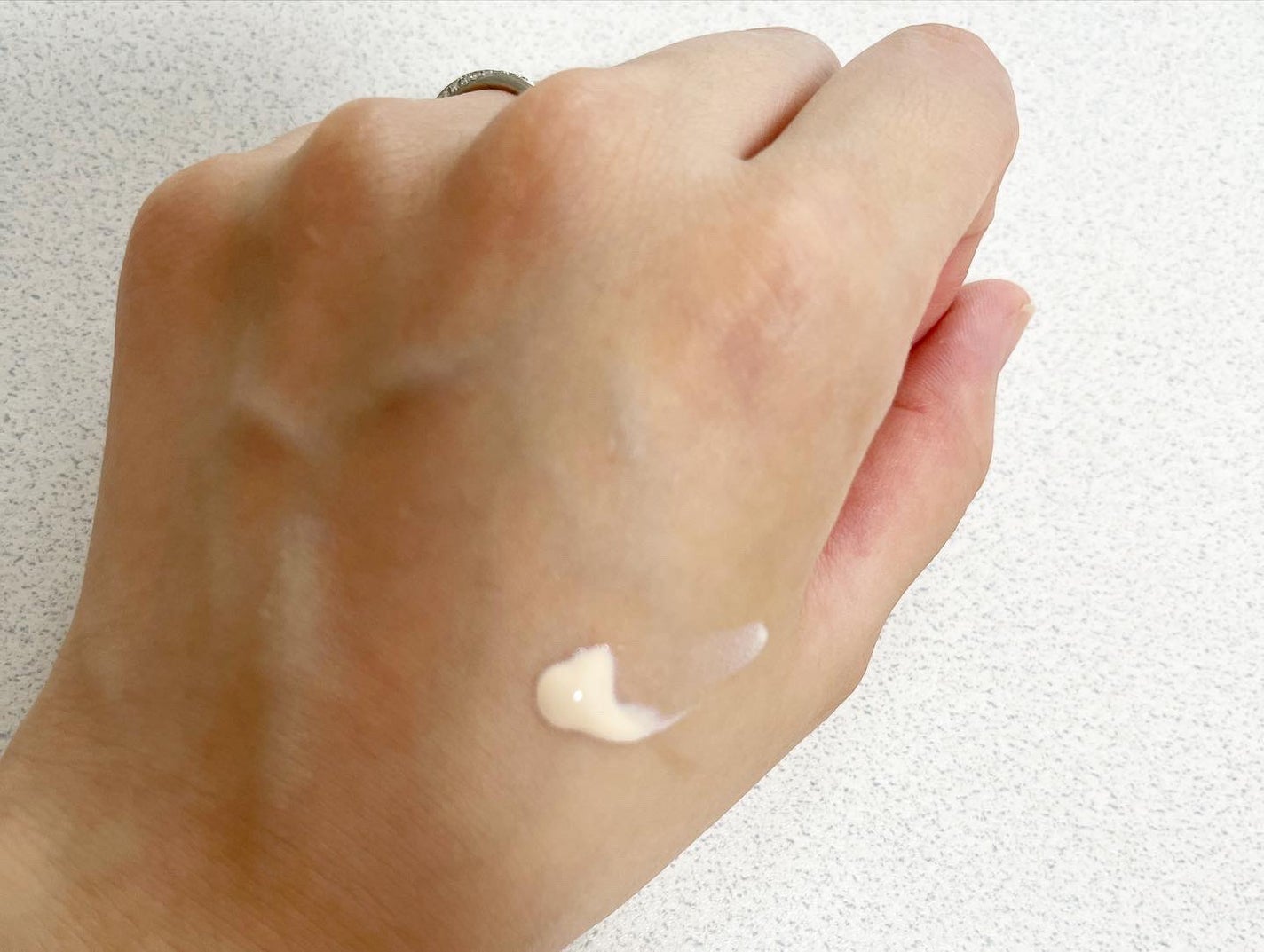 インテンシブ セラム ラディアンス プライマー/BOBBI BROWN/化粧下地を使ったクチコミ(2枚目)