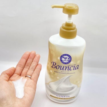 Bouncia バウンシア ボディソープ プレミアムモイスト＜しっとりタイプ＞のクチコミ「＼しっとり濃密泡／
・
・
あの赤い箱で有名な牛乳石鹸の会社から出しているボディソープで、
短.....」（2枚目）