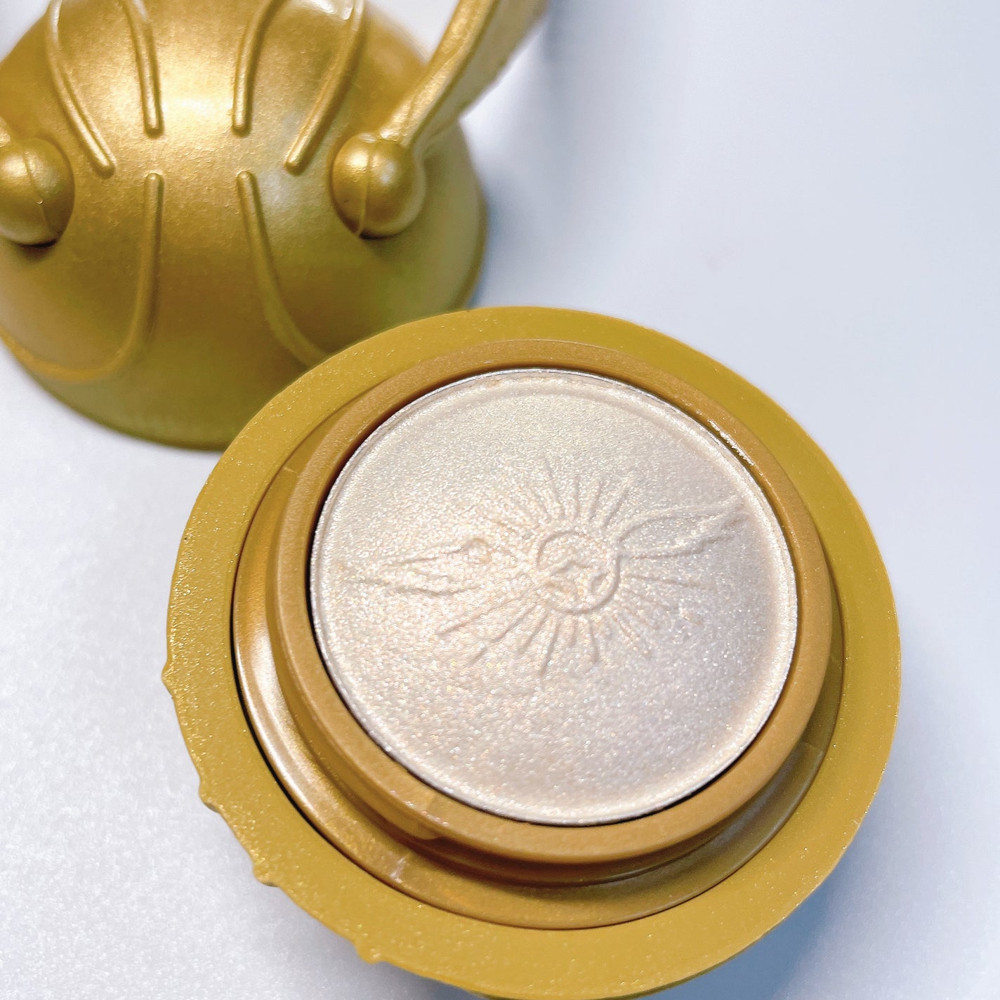 Golden Snitch Highlighter/SHEGLAM/パウダーハイライトを使ったクチコミ(2枚目)