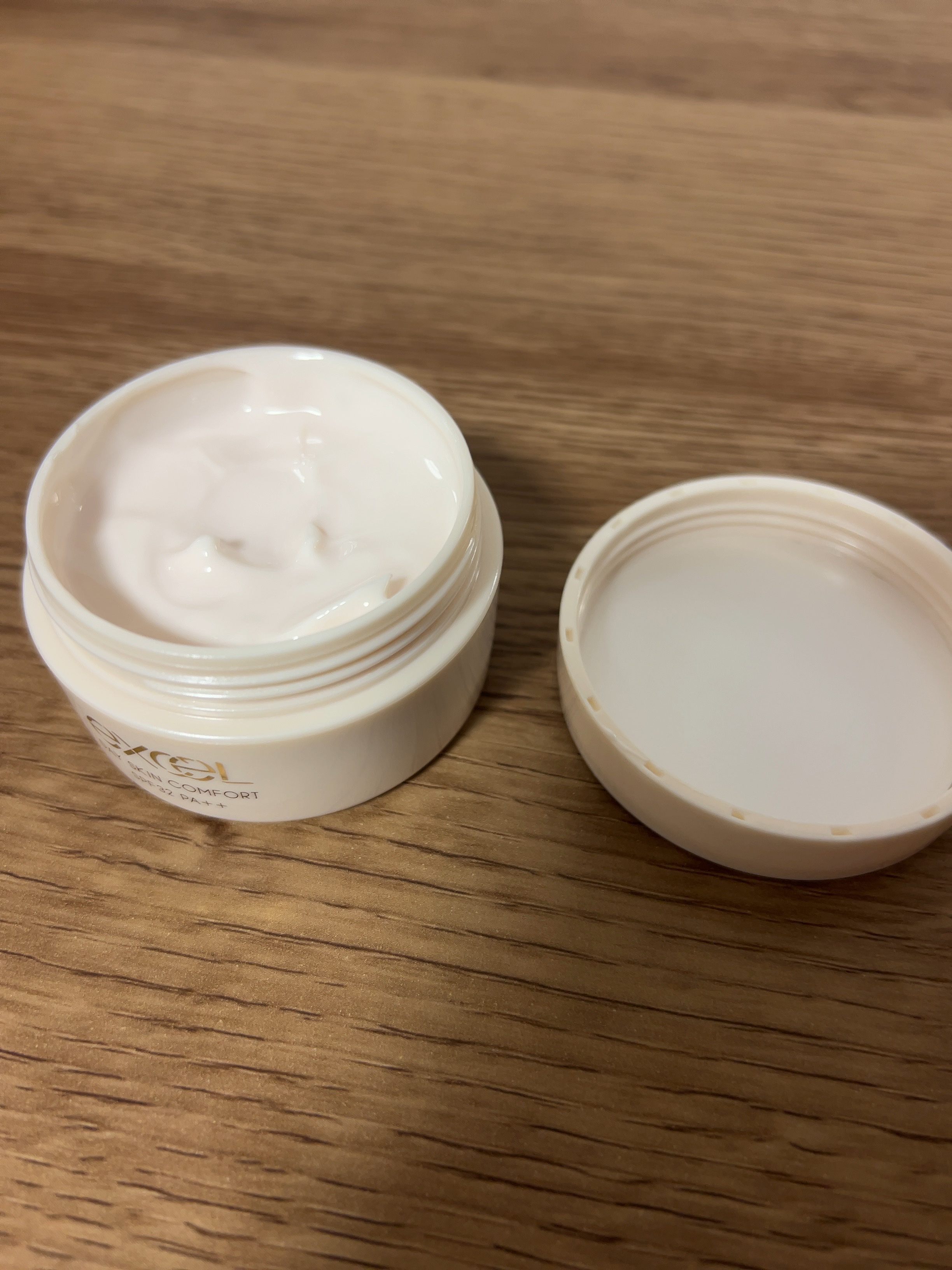 excel デイスキンコンフォートのクチコミ「
🐈‍⬛excelデイスキンコンフォート🐾


某デパコスに似ていると話題になったこちら。
あ.....」（2枚目）