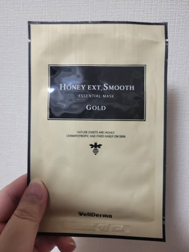 WellDerma Honey EXT. Smooth Essential Mask goldのクチコミ「フェイスパック消化しましたm(_ _)m
これは仲良くしてくれている可愛子ちゃんから貰いました.....」（1枚目）