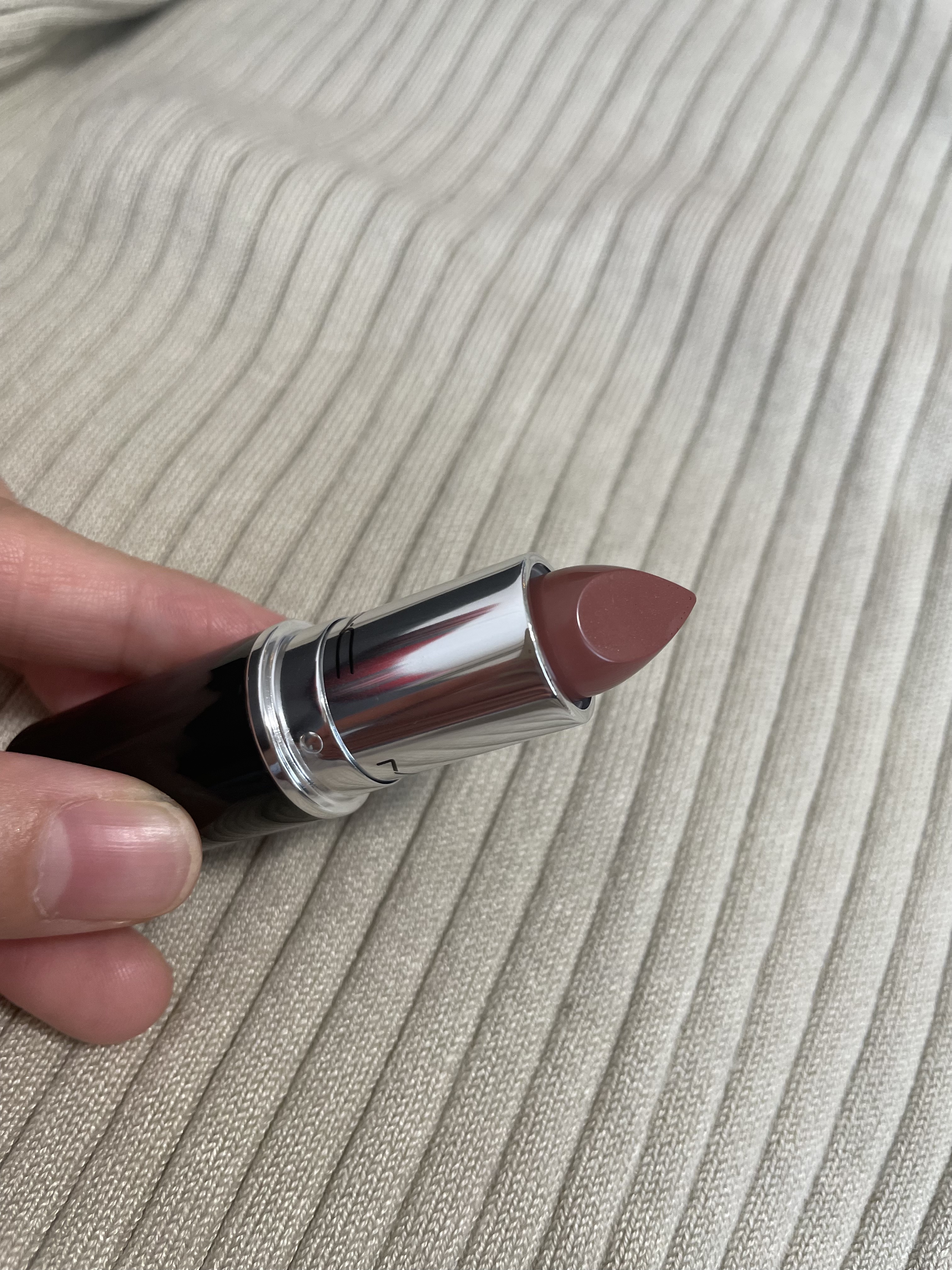 ラスターガラス リップスティック ハグ ミー（魚座）限定パッケージ/M・A・C/口紅を使ったクチコミ（2枚目）