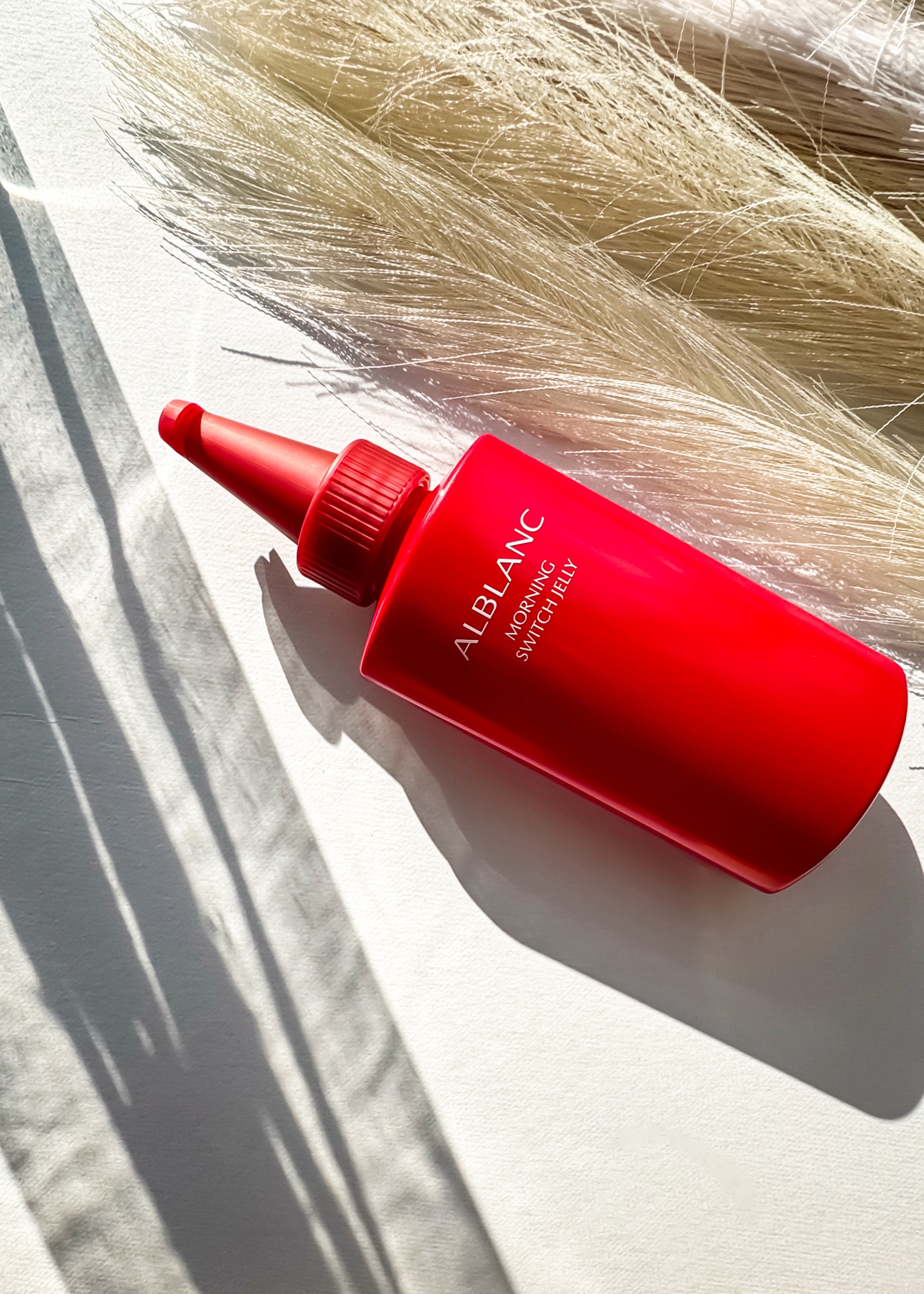 
⁡
朝のマッサージ使用にこだわった美容液ジュレ
⁡

ビタミンカラーの美容液ジュレは
爽やかな香りで塗った瞬間、
なめらかに肌になじんでくれます。
⁡
⁡
水溶性成分約99%で構成されているらしく
ベタつかずみずみずしい使い心地♪
⁡
⁡