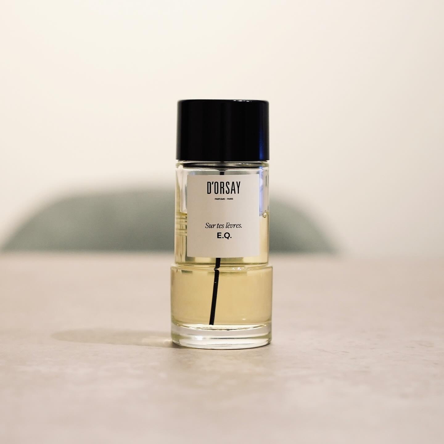 秋冬に合うフローラルムスクの香り、ドルセーのE.Q.

はじまりはベリーのような甘さと、鼻を抜けるスパイス感ある香りを感じます。

次第にパウダリーなアイリスや、ウッディ調のアンバーノートが香り、温かみのある香りにまとまっていきます。

ベ