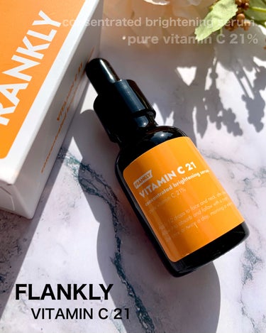 

=====================
FRANKLY
ビタミンC21セラム
(15ml)
=====================


純粋ビタミンCをたっぷりと配合し
乾燥による小じわを目立たなくし
シミやくすみをケアして華やかに輝く肌へと導く
ビタミンC21セラム

純粋ビタミンCは効果が高いものの
安定性が低く、その安定性を補うために
高い技術力が必要となるのですが
FRANKLY独自の技術により
最適に配合し安定化させたセラムです🤲

テクスチャーはややとろみのある
ほんのり黄色のセラムで
肌に馴染ませるとなめらかに伸びて
しっとりとした仕上がりになりました😊

しっとり感はあるものの、ベタつきはないので
朝のスキンケアにも使いやすく
(朝に使う時には日焼け止め必須です⚠️)
良い意味でシンプルなつけ心地なので
とってもお気に入りのビタミンCセラムです💛

無香料・無添加、アルコールフリー
アレルギーテスト済み、界面活性剤不使用で
毎日安心して使える処方なところも🙆‍♀️💕

内容量は15mlとやや少なめですが
純粋ビタミンCは酸化しやすいので
このくらいの量が丁度良いかなと思います😉

ちなみに開封後は冷蔵庫保管必須です👌

今回お試しさせて頂く前に
私物で同じ物を持っていたのですが
最後の画像で酸化した様子を載せていますので
良かったら参考にしてみて下さい🤣





#フランクリー #Frankly #スキンケア #ビタミンCセラム #PLAZA #ビタミンc21セラム #美白ケア #くすみケア #ナイアシンアミド #純粋ビタミンc #ピュアビタミンc #韓国スキンケアの画像 その0