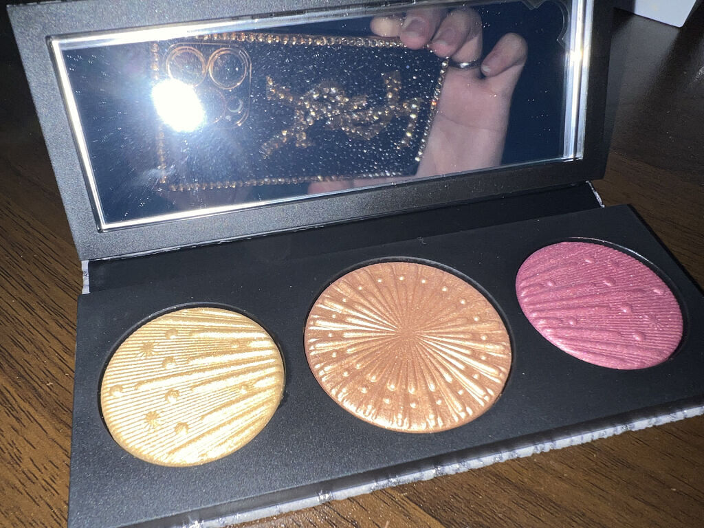 フラッシング アイス エクストラ ディメンション スキンフィニッシュ トリオ ミディアム ディープ/M・A・C/パウダーハイライトを使ったクチコミ（1枚目）