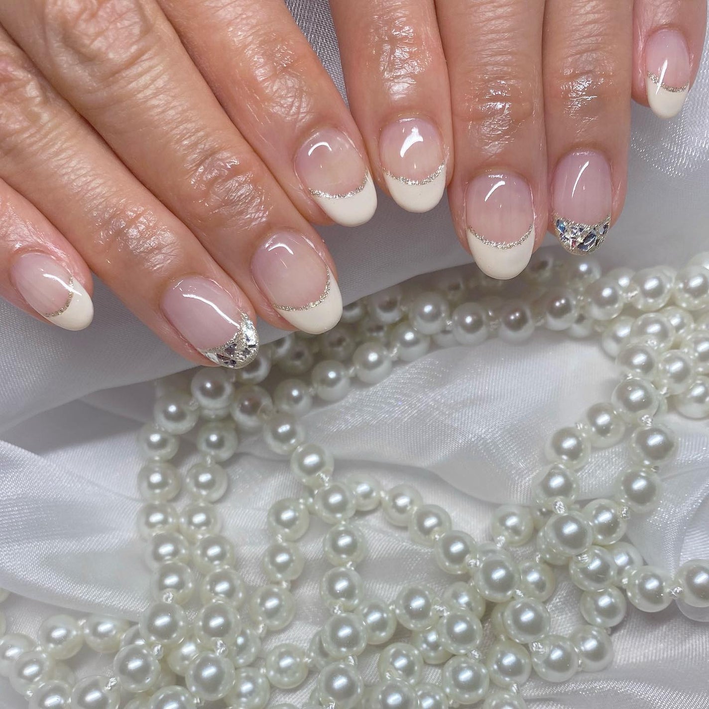 kanna on LIPS 「・・・𝐹𝓇𝑒𝓃𝒸𝒽𝓃𝒶𝒾𝓁💍*。ミルクホワイトのフレンチに、ポ..」(1枚目)