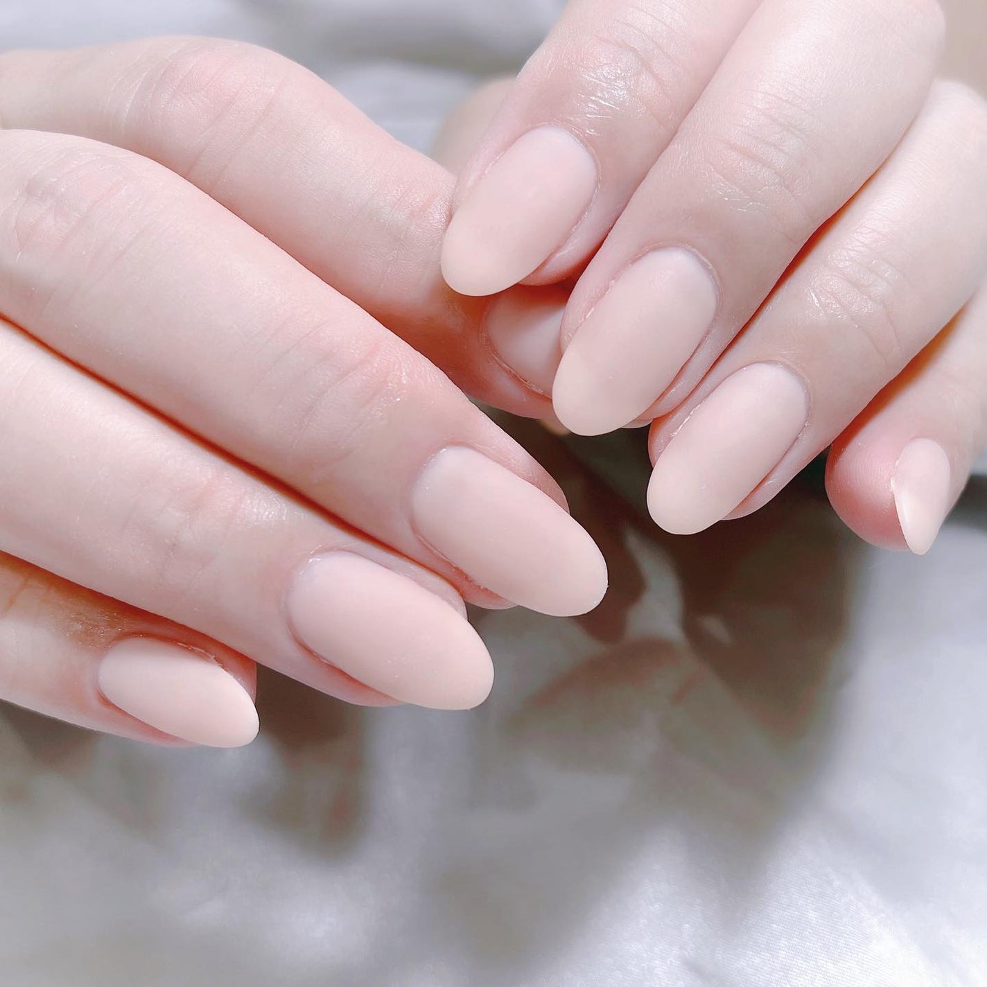 なかやまちえこ on LIPS 「マットのベージュネイル💅⠀⠀@aby_sharenail⠀#n..」(1枚目)